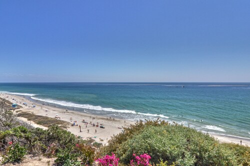 Cozy ocean-view condo near town & beach with full kitchen