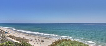 Cozy ocean-view condo near town & beach with full kitchen