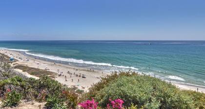 Cozy ocean-view condo near town & beach with full kitchen