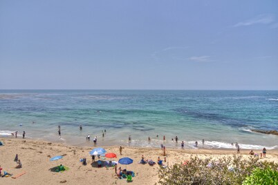 Cozy ocean-view condo near town & beach with full kitchen