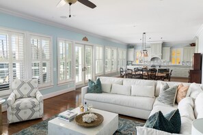 Een televisie en een open haard