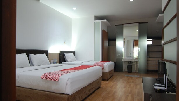 Superior Suite | WiFi (free) - OYO 229 Hi Quality (Bandung)