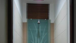 Shower, towels - OYO 229 Hi Quality (Bandung)