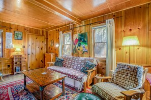 Een open haard en boeken