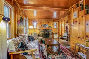 Een open haard en boeken