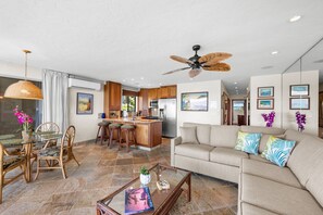 Living area - Beautiful updated 2bd condo, a sleek new finish (Lahaina)