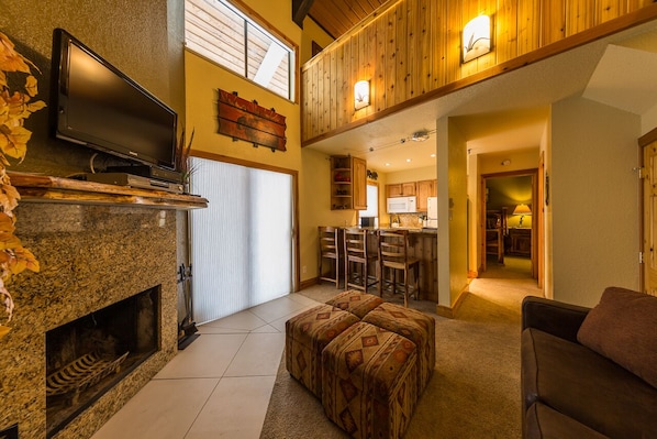 Fernseher, Kamin, DVD-Player