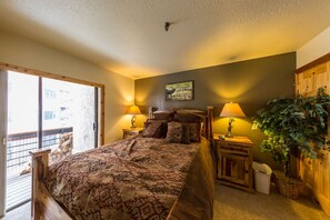 2 bedrooms, free WiFi, bed sheets - Emmons Condo | 2 Bedroom plus Loft | Steps to Lifts | Shared Hot Tub | Parking (Mt. Crested Butte)