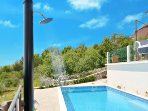 Piscine extérieure, chaises longues