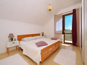 3 bedrooms, in-room safe, iron/ironing board, WiFi - Vacation house with pool and view on Adriatic sea (Seget Gornji)