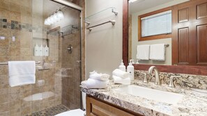 Combined shower/tub, hair dryer, towels