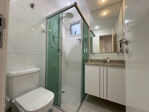 ヘアドライヤー、タオル、石鹸、トイレットペーパー