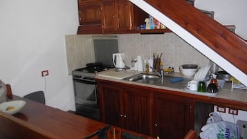 Frigorífico, horno, cafetera o tetera y tostadora