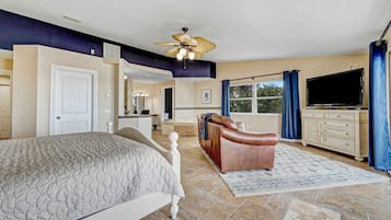 7 bedrooms, desk, iron/ironing board, travel cot