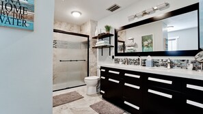 Combined shower/bathtub, hair dryer, towels, soap - Snead Island Getaway (Palmetto)