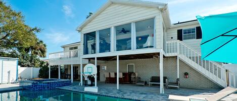 Una piscina al aire libre, una piscina climatizada