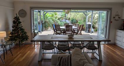 Sunset on Birubi, 2/40 Ocean Ave - pet friendly, air con, water views, WIFI and outdoor spa