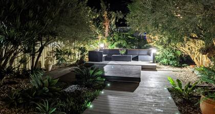 Sunset on Birubi, 2/40 Ocean Ave - pet friendly, air con, water views, WIFI and outdoor spa