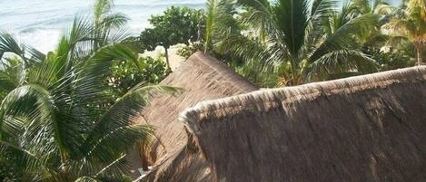 En la playa, camastros y toallas de playa