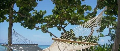 Aan het strand, ligstoelen aan het strand, strandlakens