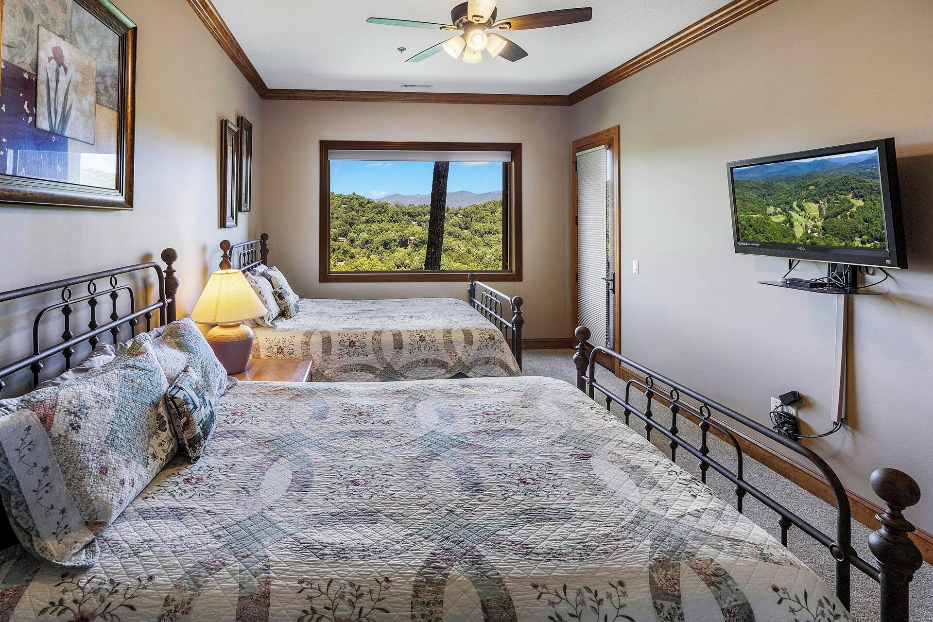 2 chambres, fer et planche à repasser, Wi-Fi, draps fournis