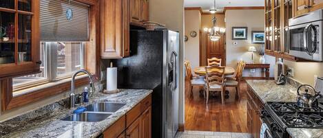 KĂŒhlschrank, Mikrowelle, Ofen, Herdplatte