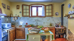 Réfrigérateur, four à micro-ondes, un four, surface de cuisson