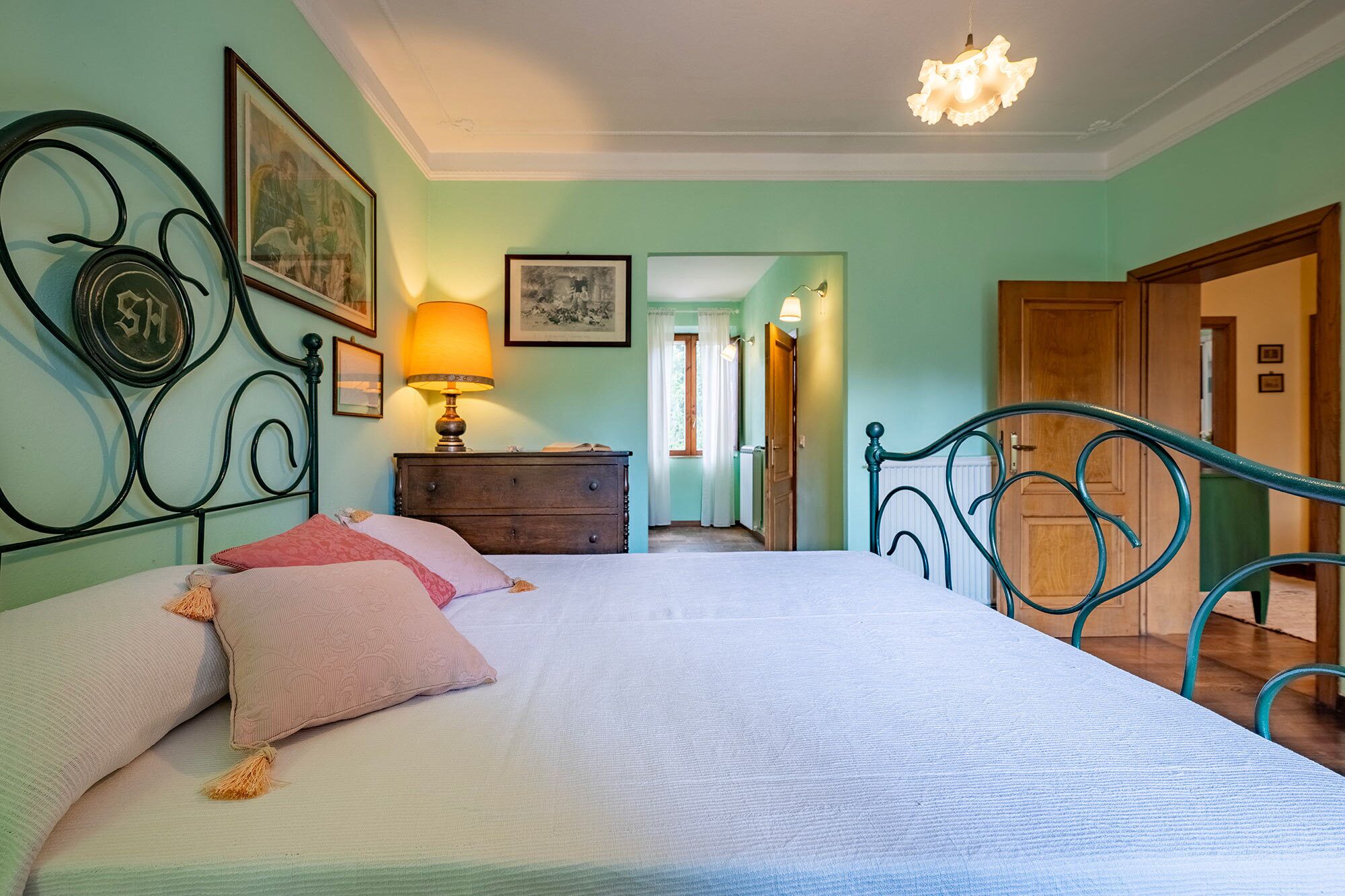 3 bedrooms, iron/ironing board, WiFi (free), bed sheets