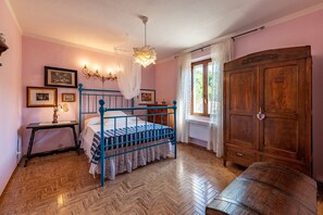 3 bedrooms, iron/ironing board, WiFi (free), bed sheets
