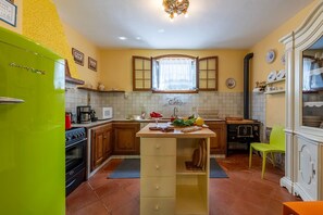 Coffee/tea maker, fridge, microwave, oven