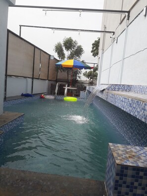 Una piscina al aire libre
