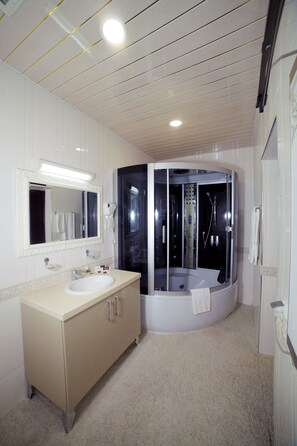 Suite Premium | Baño | Amenidades de baño gratuitas, secadora de cabello, batas, pantuflas 