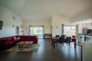 Fernseher, DVD-Player, Stereoanlage