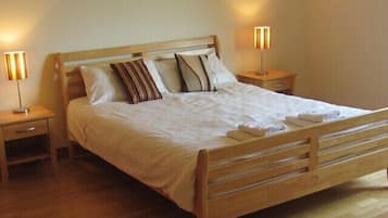 4 bedrooms, desk, iron/ironing board, travel cot