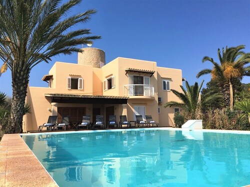 HOUSE WITH POOL 2KM FROM IBIZA