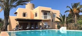 HOUSE WITH POOL 2KM FROM IBIZA