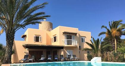 HOUSE WITH POOL 2KM FROM IBIZA