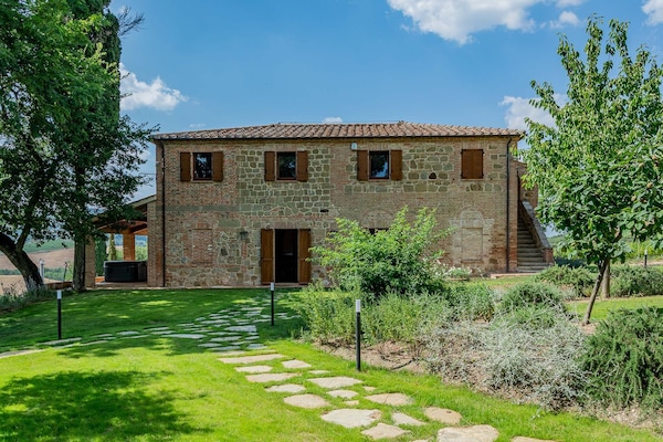 Winery Luxury Villa immersed in the area of the Nobile di Montepulciano docg.