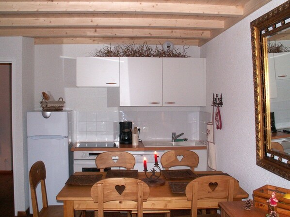 Fridge, microwave, oven, stovetop - Le Mont Dore: Apartment/ flat - Le Mont-Dore (Le Mont-Dore)