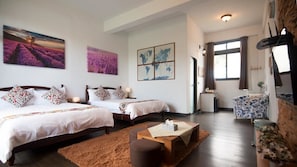 Habitación cuádruple familiar, vista al lago | Ropa de cama de alta calidad y decoración personalizada 