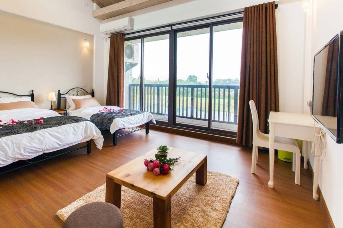 Chambre triple, vue sur le lac | Literie de qualité, bureau, rideaux d’obscurcissement