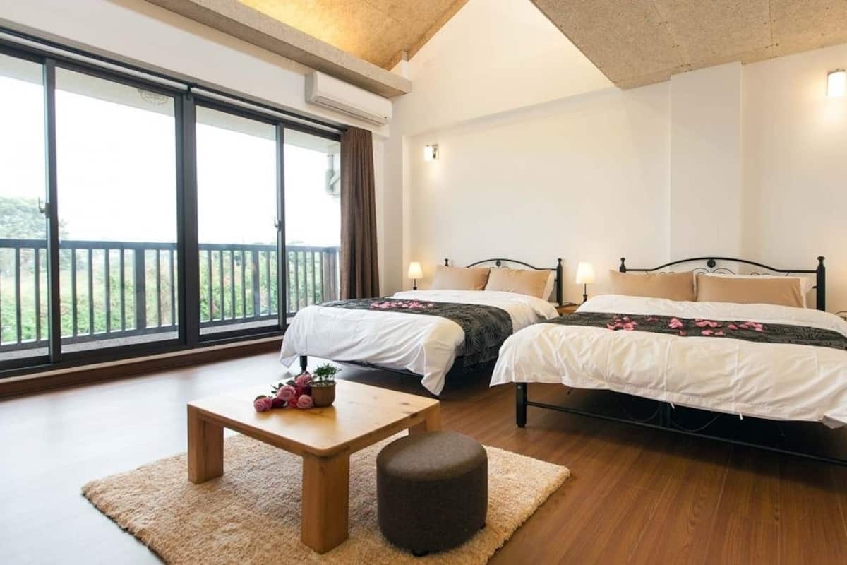 Chambre quadruple familiale | Literie de qualité, bureau, rideaux d’obscurcissement