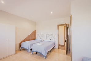 7 chambres, lit de bébé portatif, Wi-Fi, literie fournie
