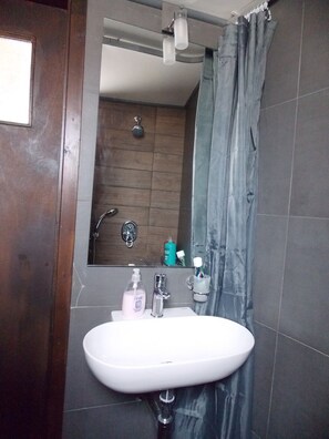 Badewanne, Haartrockner, Handtücher, Seife