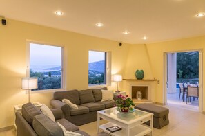 Fernseher, Kamin, DVD-Player, Bücher