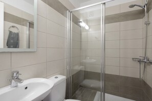 Duschwanne, Haartrockner, Handtücher