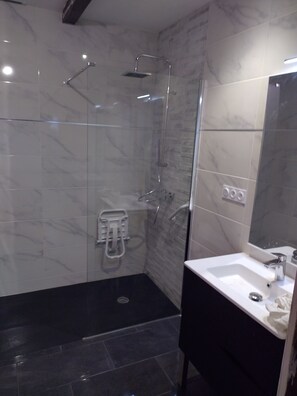 Baignoire, sèche-cheveux, papier toilette