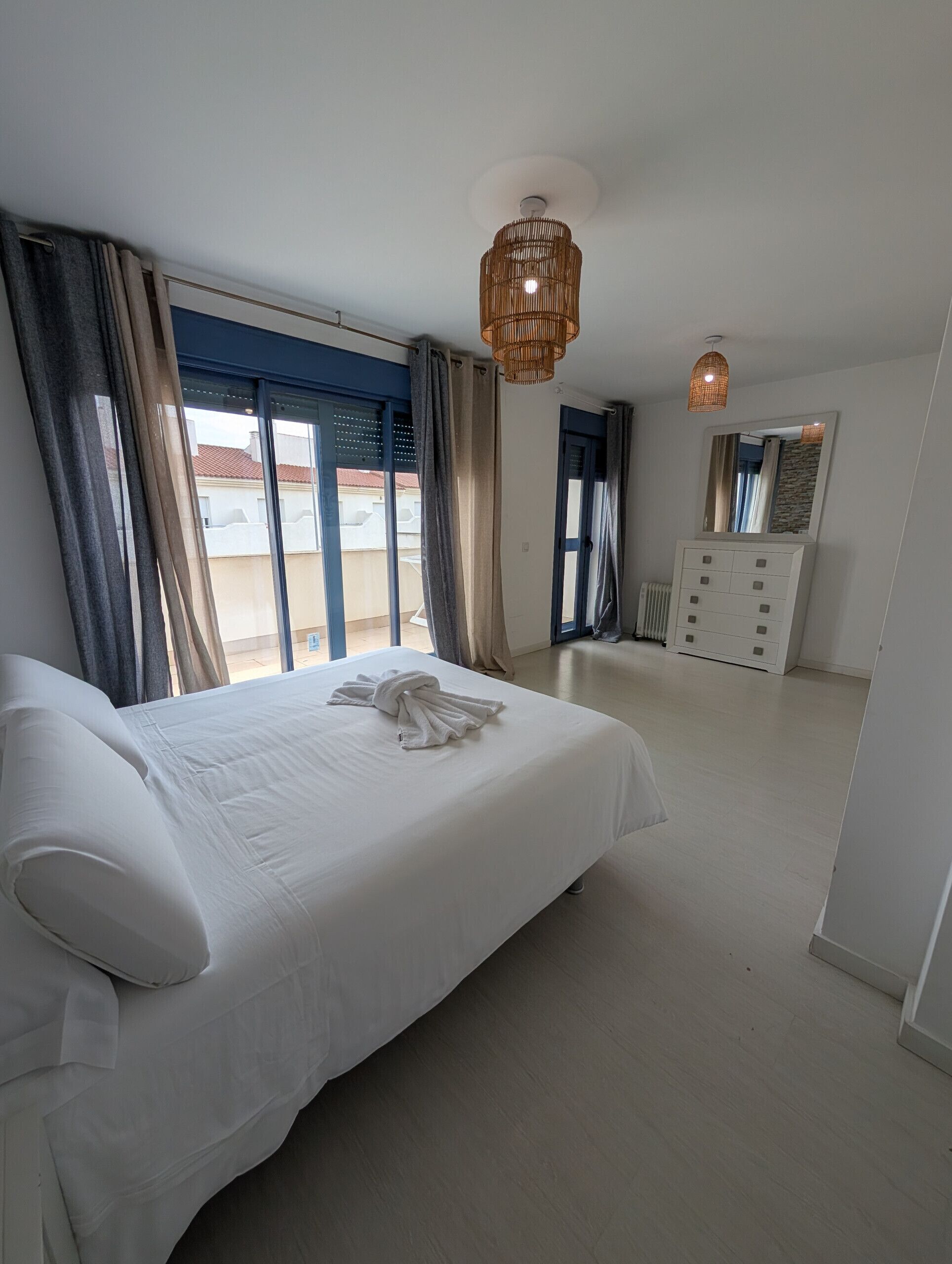 2 habitaciones, tabla de planchar con plancha y wifi gratis 