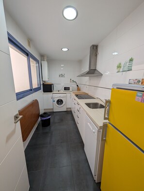 Kjøleskap, mikrobølgeovn, oppvaskmaskin og kaffetrakter/tekoker