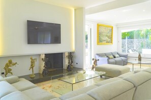 TV, fireplace, stereo